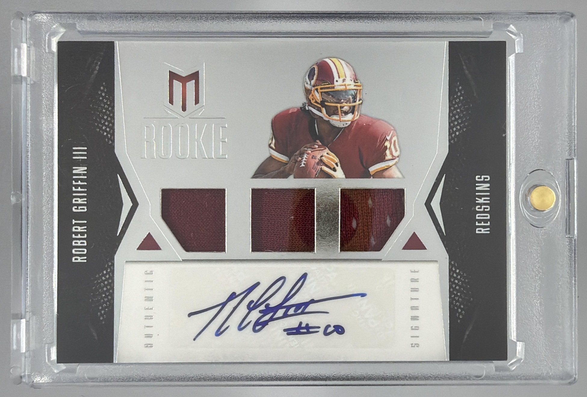 Card image for 2012 Panini Momentum Robert Griffin III /399 #102 RC Auto Redskins