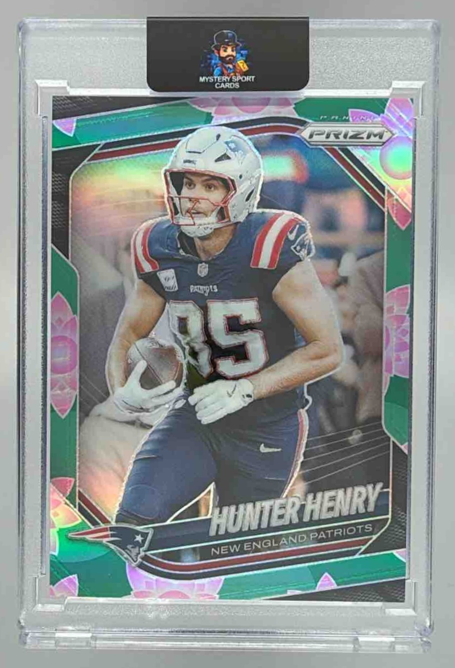Card image for 2025 Panini Football Prizm Hunter Henry #33 New England Patriots